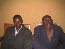 Une victime (Claver Nkezabera) et un bourreau (David Rwamihigo) 

		Photo Catherine Ninin/RFI